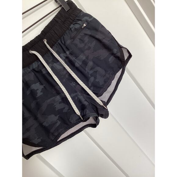 Vuori‎ women's clementine shorts black watercolor camo athletic gym - Picture 4 of 13